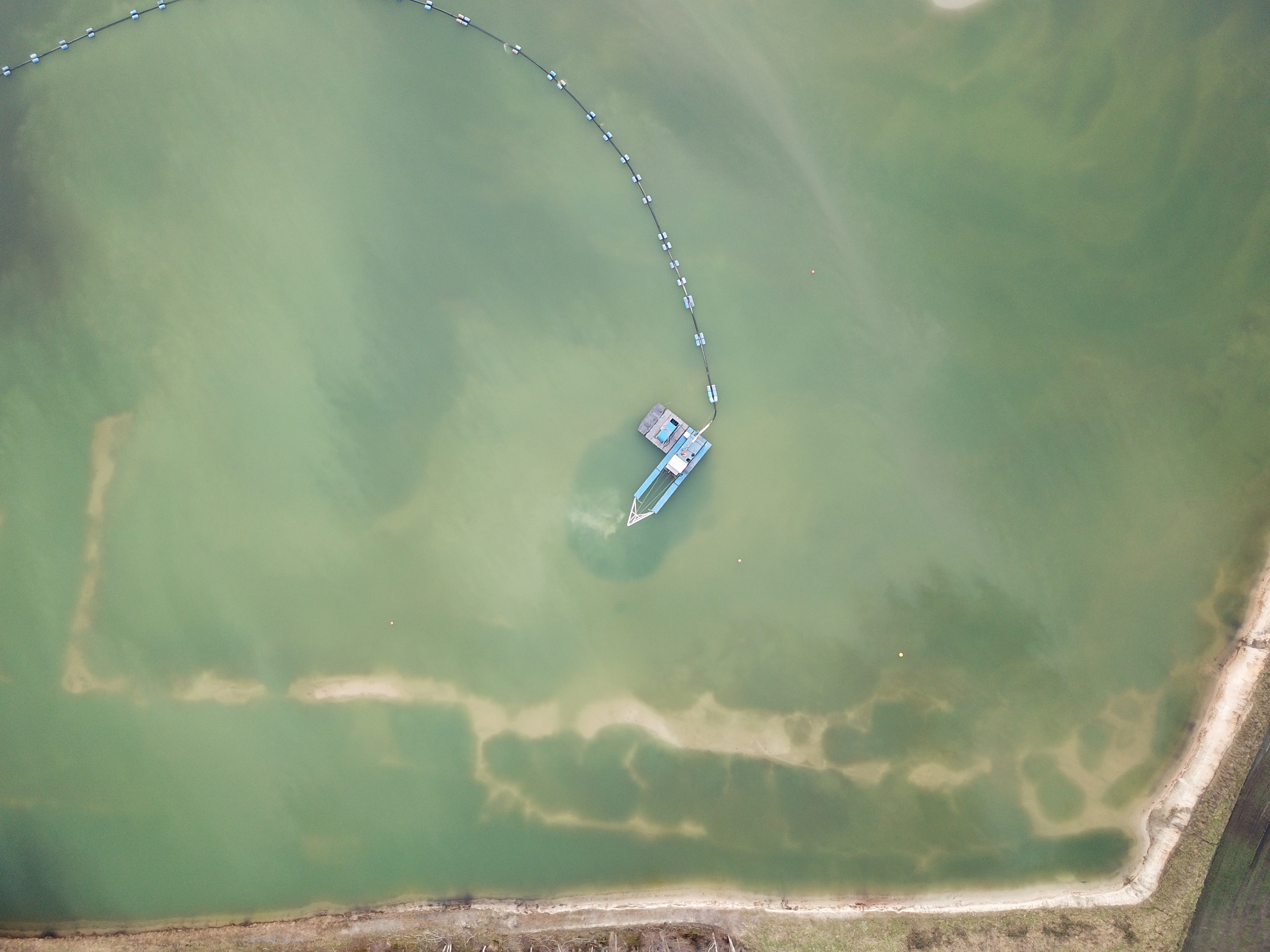 Kraan aan het werk in natuurgebied